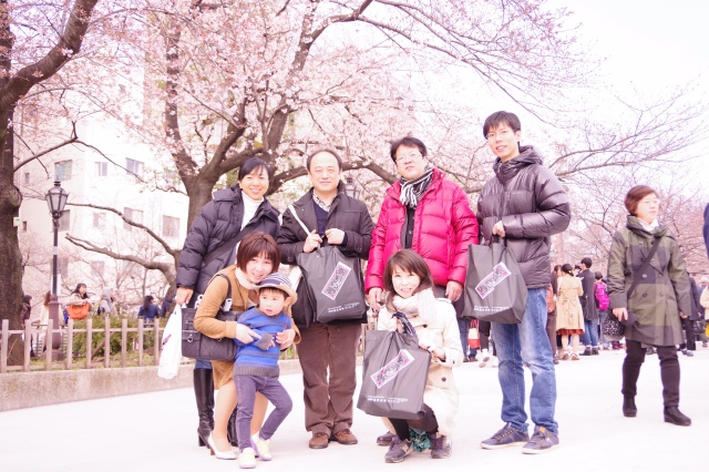 桜並木の前でハイポーズ！