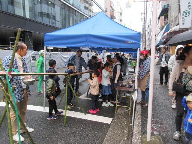 テントの下で流しそうめん