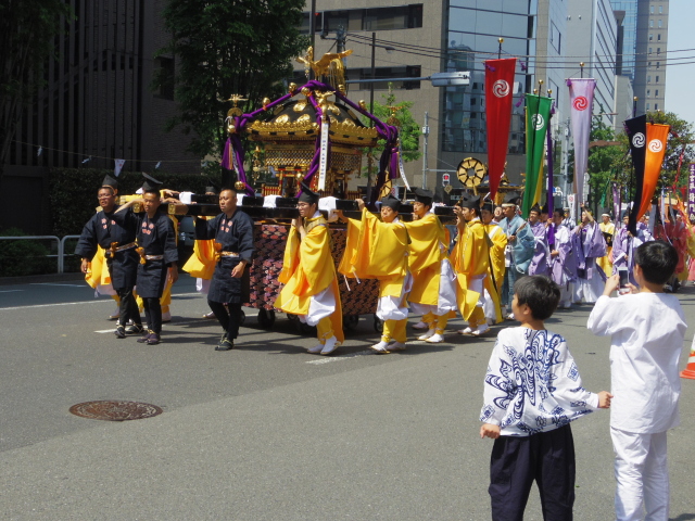 二の宮神輿(えびす様をお乗せする神輿)